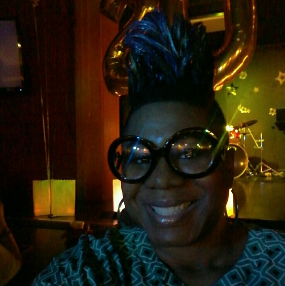 Meet your Posher, Ronda! ๐บ - Picture 1 of 1